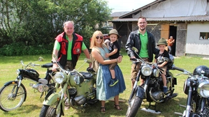 Kind Felix auf der Schwarzen Puch 250 SG BJ 1956, dahinter Papa Thomas Unterholzer, Sandra Unterholzer-Joham mit Sohn Fabian und ganz links Opa Paul Unterholzer mit seiner PUCH-175 SW Baujahr 1958
