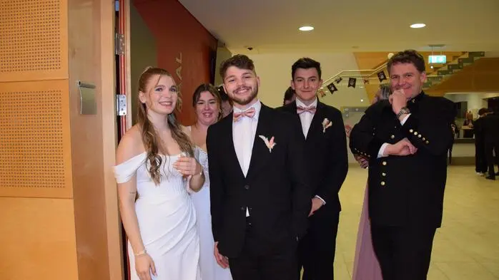 Im Veranstaltungszentrum in Krieglach feierten die Maturantinnen der HLW am Samstag ihren Ball unter dem Motto „Girls on Fire“