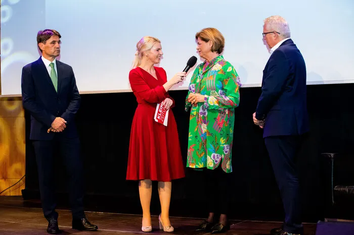 Gemeinsam mit unseren Kooperationspartnern, Casino Velden und den Kärntner Raiffeisenbanken, haben wir die porträtierten „Stillen Helden“ aus Osttirol und Oberkärnten im Rahmen eines Galaabends in den Mittelpunkt gestellt – als Wertschätzung für die unzähligen „Stillen Helden“, die im Dienst der Freiwilligkeit stehen.