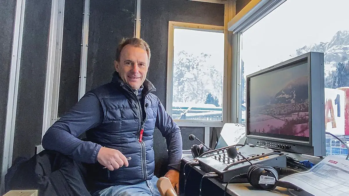 Kommentator Ernst Hausleitner gewährt einen Blick in die "heilige Kabine", die doch gar nicht so groß ist