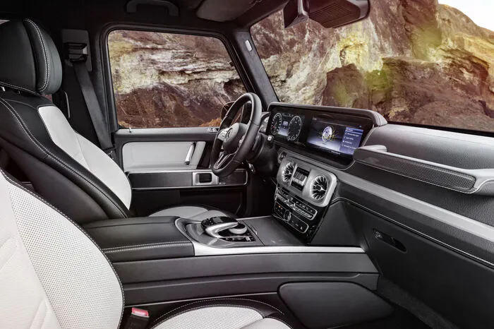 Das serienmäßige Audio-System verfügt über sieben Lautsprecher. Als Sonderausstattung wird ein Surround-Soundsystem von Burmester mit 16 Lautsprechern und einem 590 Watt-Verstärker angeboten.