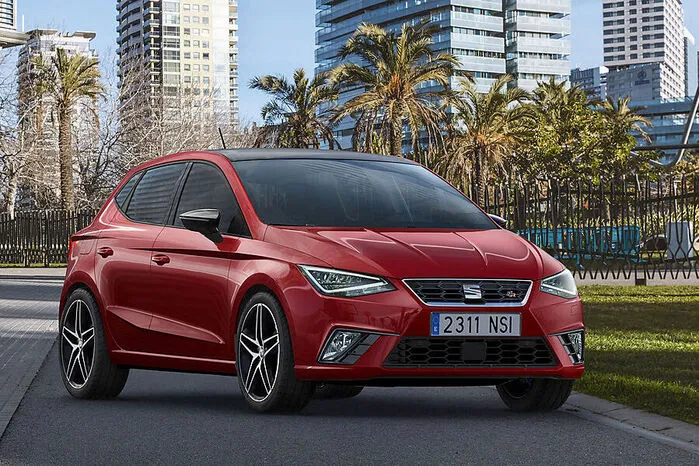 Der neue Ibiza lässt sich von vorne betrachtet sofort an den dreieckigen Full-LED-Frontscheinwerfern erkennen. Die Heckleuchten schlingen sich um das Auto und interagieren mit den Blistern am Heck. 