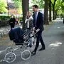 Mit dem Kinderwagen zum Sieg: Hendrik Wüst CDU- Ministerpräsident von Nordrhein-Westfalen auf dem Weg zur Wahlurne 