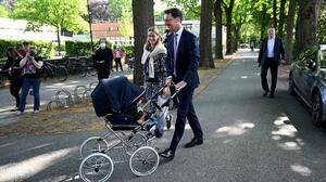 Mit dem Kinderwagen zum Sieg: Hendrik Wüst CDU- Ministerpräsident von Nordrhein-Westfalen auf dem Weg zur Wahlurne 