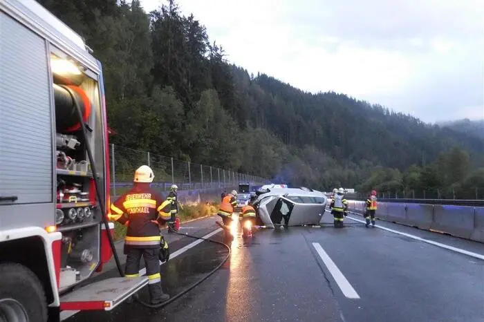Ein Pkw hatte sich in Fahrtichtung Wien aus noch unbekannter Ursache überschlagen.