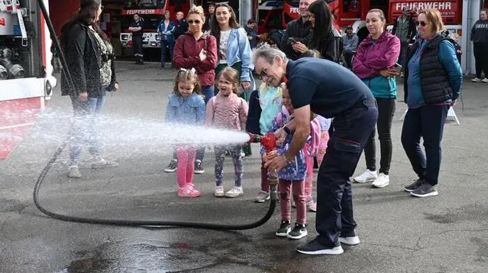 Die Ganztagesgruppe des Kindergarten Mühltal besuchte im Rahmen des Familientages mit ihren Pädagoginnen, Betreuerinnen und Eltern die Freiwillige Feuerwehr Leoben-Stadt.