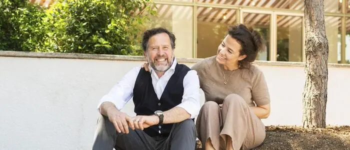 Astrid und Florian Weitzer vor ihrem neuen Lokal im Hotel Daniel