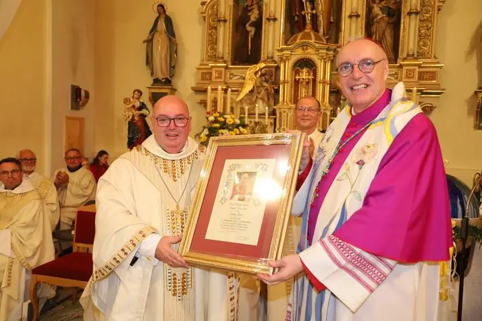 Der Bischof überreichte Brei ein Kreuz mit päpstlichem Segen, der Pfarrgemeinderat gratulierte mit einem Geschenk ...