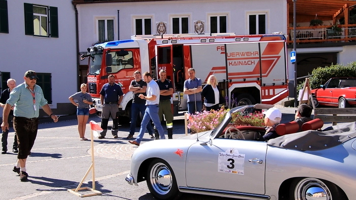 Auf ihrer Tour hatten die rund 100 Teilnehmer mit ihren Auto-Raritäten zahlreiche Sonderprüfungen zu bewältigen. In Kainach am Dorfplatz mussten sie möglichst nahe an ein seitliches Hindernis heranfahren.