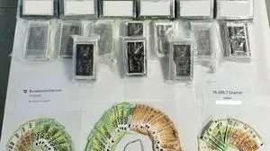 ABD0006_20250409 - WIEN - ÖSTERREICH: ++ HANDOUT ++ Beschlagnahmte Drogen sowie Bargeld die am 21. März 2025 im Rahmen einer Aktion gegen den internationalen Suchtgifthandel in Wien sichergestellt wurden. - FOTO: APA/BMI - ++ WIR WEISEN AUSDRÜCKLICH DARAUF HIN, DASS EINE VERWENDUNG DES BILDES AUS MEDIEN- UND/ODER URHEBERRECHTLICHEN GRÜNDEN AUSSCHLIESSLICH IM ZUSAMMENHANG MIT DEM ANGEFÜHRTEN ZWECK UND REDAKTIONELL ERFOLGEN DARF - VOLLSTÄNDIGE COPYRIGHTNENNUNG VERPFLICHTEND ++