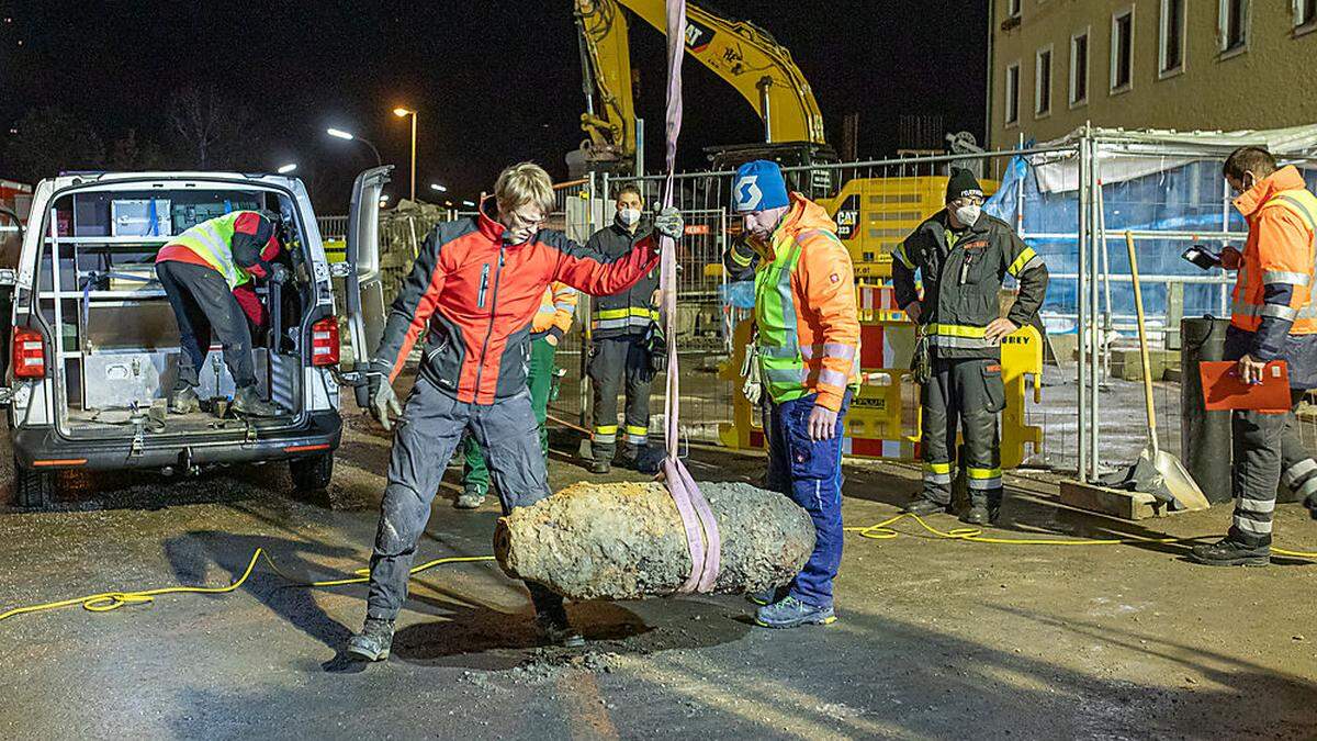 Eine Fliegerbombe kam bei den Bauarbeiten des Mobilitätszentrums in Lienz zum Vorschein. Sie konnte erfolgreich entschärft werden