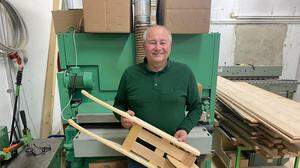 Tischlermeister Josef Kuchling mit der von ihm hergestellten Osterratsche, die Ende der Karwoche in Gösselsdorf die Glocken ersetzen wird