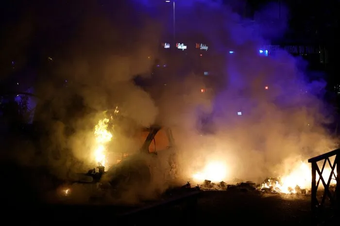 Klicken Sie sich durch die Bilder einer turbulenten Nacht in Paris.