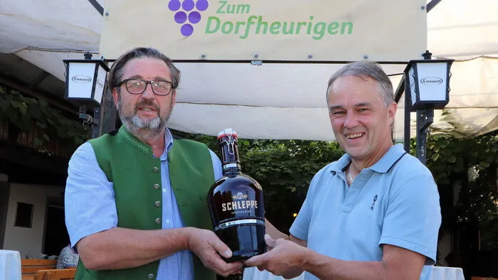 Am Foto von Links: Der "Dorfheurigenwirt" Johannes Planer und Bernhard Fritz (Gebietsleiter Brauunion).