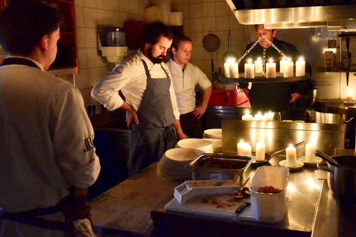Kochen auf Holzherd und bei Kerzenlicht: Michael Sicher, Stefan Mandl und Lukas Nagl.