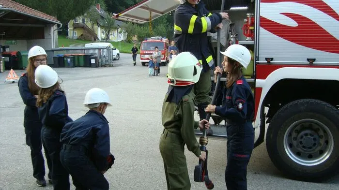 Insgesamt 17 Jungflorianis von sechs Feuerwehren nahmen an der 24-Stunden-Jugendübung des Abschnittes 5 „Oberes Sulmtal“ teil. Dabei durften sich die Jugendlichen  an die Herausforderungen der Großen wagen und etwa Brände bekämpfen und technisches Gerät zum Einsatz bringen.