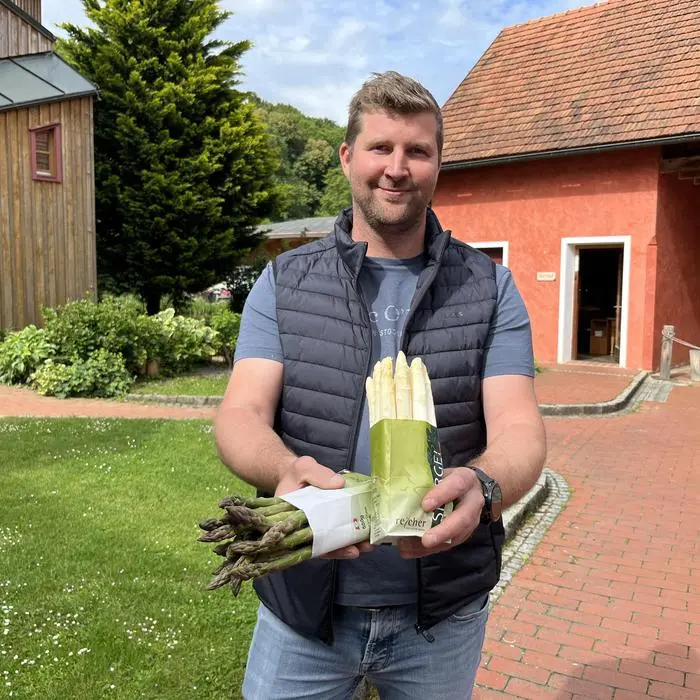 Joachim Reicher mit grünem und weißem Spargel