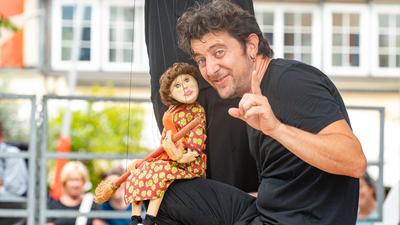 Di Filippo Marionettes aus Italien und Australien verwandelten den Hauptplatz in Lienz in ein Puppentheater