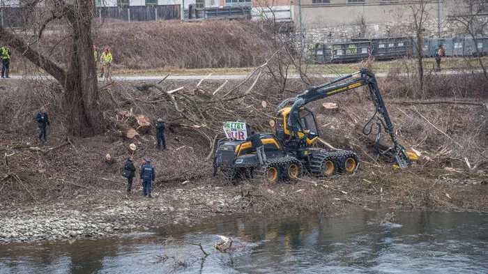 Wie berichtet, starteten bereits am Tag nach der Grazer Gemeinderatswahl die Rodungen für das Kraftwerk an der Mur. Auch am Mittwoch verliehen zahlreiche Grazerinnen und Grazer ihrem Protest Ausdruck.