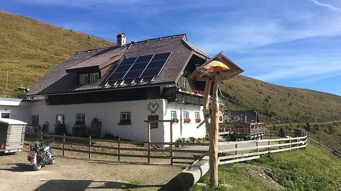 Die Walderhütte befindet sich auf 1900 Metern Seehöhe und ist über eine Mautstraße erreichbar