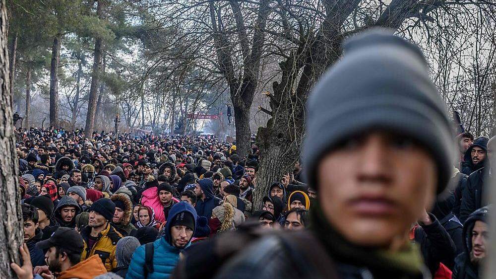 Nach einer Schätzung der Internationalen Organisation für Migration (IOM) halten sich weiter Tausende Menschen im türkischen Grenzgebiet zur EU auf  