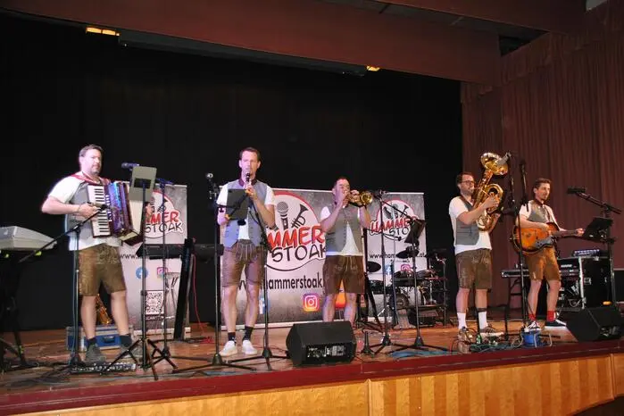 Für beste Stimmung im Saal sorgte die fünfköpfige Gruppe „Hammerstoak“, die mit Volksmusik und Schlagern die Tanzfläche füllte
