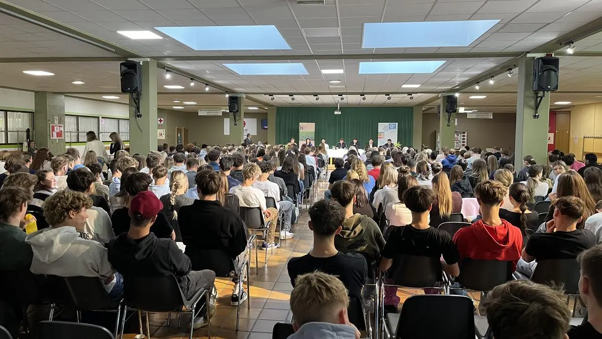 350 Hartberger Schülerinnen und Schüler nahmen an der Podiumsdiskussion teil und stellten eifrig Fragen zur Politik