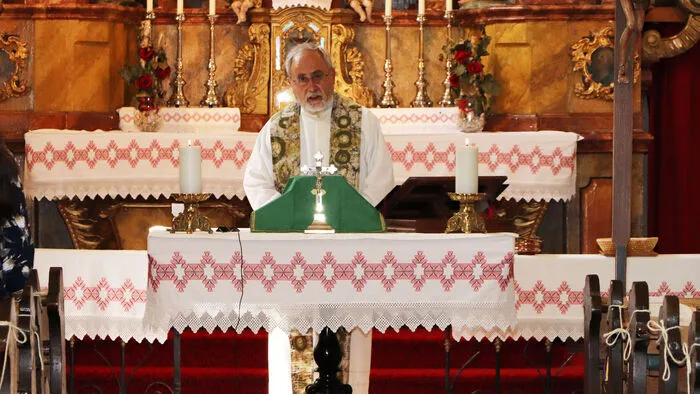 Pfarrer Josef Ulbing beim Gottesdienst in der Pfarrkirche Zedlitzdorf.