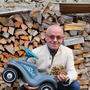 Netzwerker Neuschitzer mit einem Eco-Bobby Car aus recyceltem Kunststoff