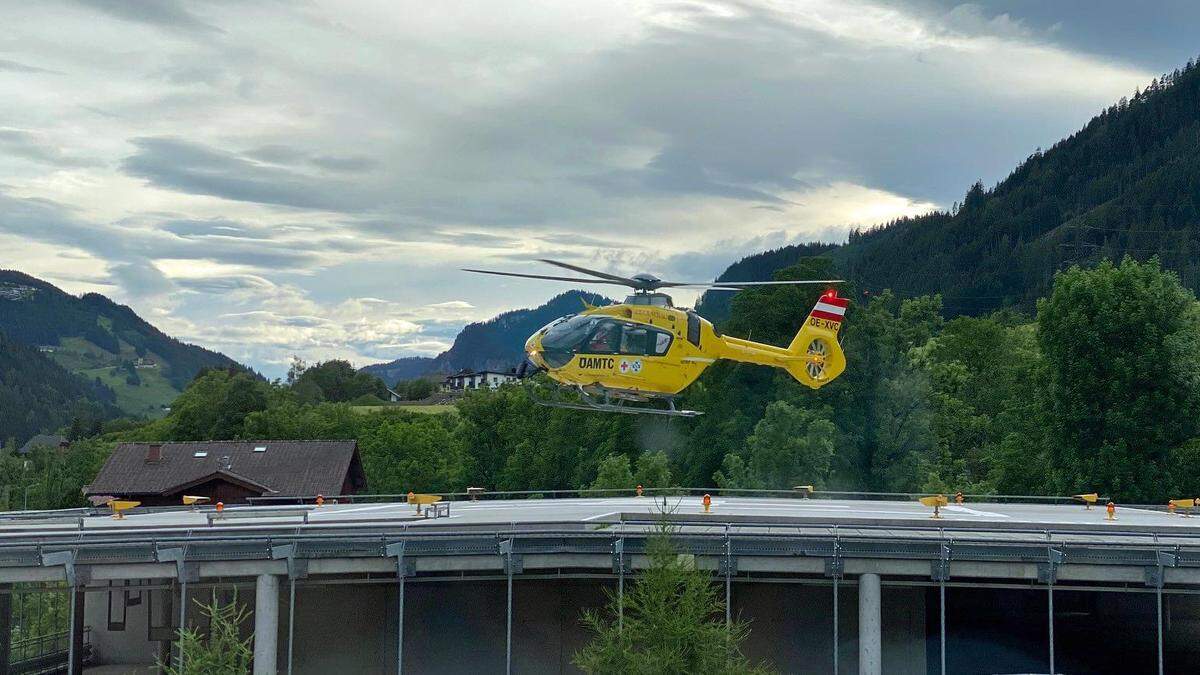 Per Hubschrauber wurde der Verletzte ins Spital gebracht