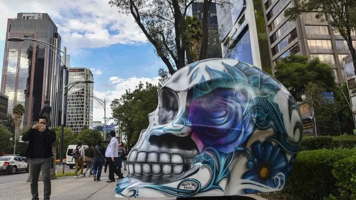 54 gewaltige Totenköpfe säumen derzeit die Straße "Paseo de la Reforma" in Mexiko City. Gefeiert wird der Tag der Toten am 31. Oktober, ein sehr wichtiger Feiertag in Mexiko. Dieser Kopf wurde von Omar de Regil gestaltet und heißt 'Sofi &amp; Tabata'.