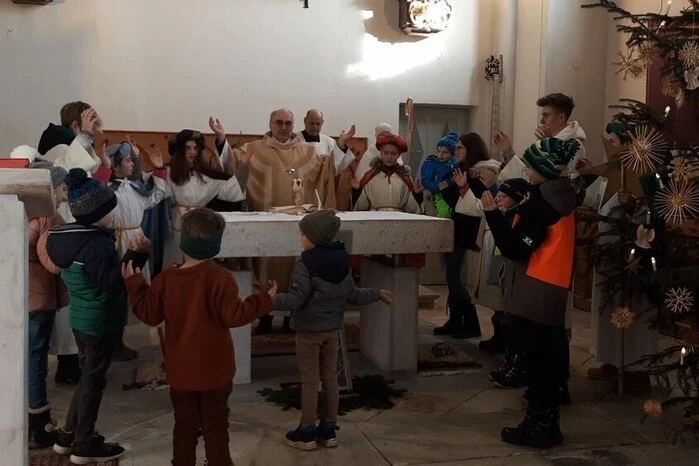 Diözesanbischof Wilhelm Krautwaschl ist nach Perchau gekommen. Am Tag zuvor weilte er noch in Rom beim Begräbnis des verstorbenen emeritierten Papstes Benedikt XVI.