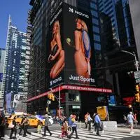 Zumindest auf dem New Yorker Times Square schaut keiner hin:  Sydney Sweeney wirbt für Sportwetten