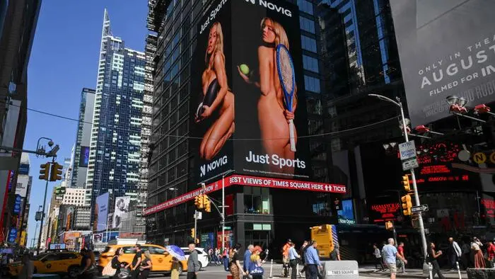Zumindest auf dem New Yorker Times Square schaut keiner hin: Sydney Sweeney wirbt für Sportwetten