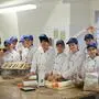 In der Schulküche der Fachschule Neudorf wird bereits fleißig gebacken
