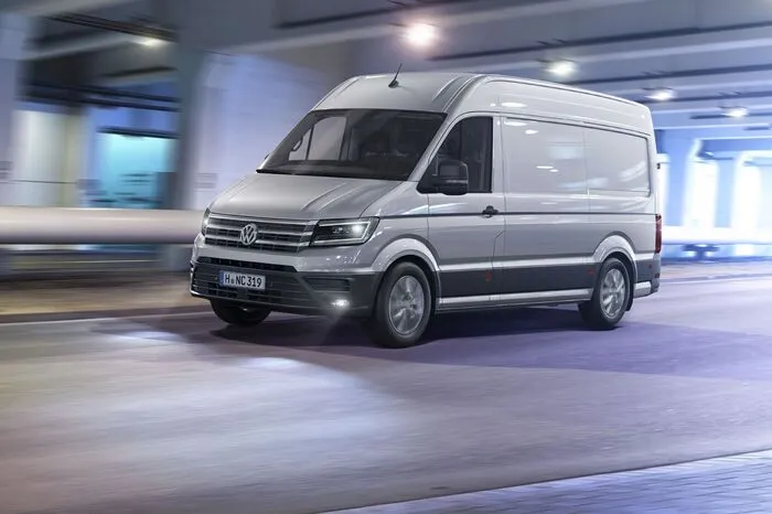 Erstmals kommt im Crafter eine elektromechanische Lenkung zum Einsatz, weshalb aktive Fahrassistenzsysteme wie beispielsweise ESP mit Gespannstabilisierung, automatische Distanzregelung ACC, Multikollisionsbremse, ein optionaler Seitenwind- oder ein Anhängerrangierassistent zu haben sind.