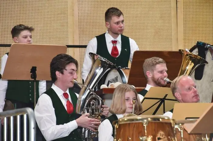 Eröffnet wurde das Konzert mit der „Jubiläumsfanfare“ von Kees Vlak, im weiteren Programm waren: „Next Generation“ von Johann Pausackerl, „Brocken Sword“ von Kevin Houben, „Im Weißen Rössl“ arrangiert von Stefan Schwalgin, „Wir lieben Blasmusik“ von Manfred Hirtenlehner, „ABBA Cadabra“ arrangiert von Johan De Meij, „Lebensfreude Polka“ von Jaroslav Skabrada und „Im Glan der Sterne“ von Franz Watz. 