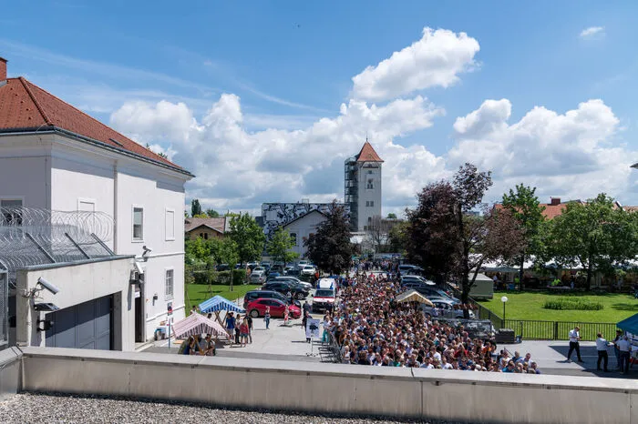 Die Besucher konnten sich ein Bild davon machen, wie eine Zelle aussieht. Sie erfuhren unter anderem, wie der Gefängnisalltag funktioniert und wie die Lehrlingsausbildung in der Justizvollzugsanstalt läuft.