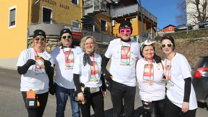Als Cities-App-Testimonials verkleidet und mit einem Rucksack voller Schnaps war heuer das Friedberger Gemeindeteam rund um Bürgermeister Wolfgang Zingl in der Innenstadt unterwegs. Wer sich den QR-Code auf seine Handy laden ließ, der bekam als Belohnung ein Stamperl Selbstgebrannten.