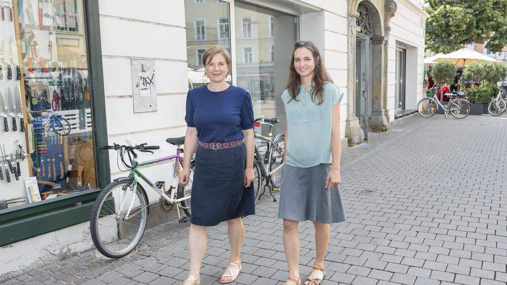 Vizebürgermeisterin Judith Schwenter mit der Fußgängerbeauftragte Renate Platzer