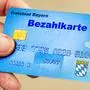 Geplante Bezahlkarte für Flüchtlinge, Projekt des Freistaats Bayern, Symbolfoto, München, November 2023 Deutschland, München, November 2023, Bezahlkarte für Geflüchtete, Symbolfoto, Bayern plant Bezahlkarte statt Bargeld für Asylbewerber, Geldleistungen über Karte, Projekt, *** Planned payment card for refugees, project of the Free State of Bavaria, symbolic photo, Munich, November 2023 Germany, Munich, November 2023, payment card for refugees, symbolic photo, Bavaria plans payment card instead of cash for asylum seekers, cash benefits via card, project,