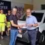 Bürgermeister Engelbert Huber übernahm das E-Fahrzeug von Michael Pfeifer (Autohaus Pfeifer) gemeinsam mit Stefan Töscher vom Wirtschaftshof und Hallenwart Martin Lechthaler (von rechts)