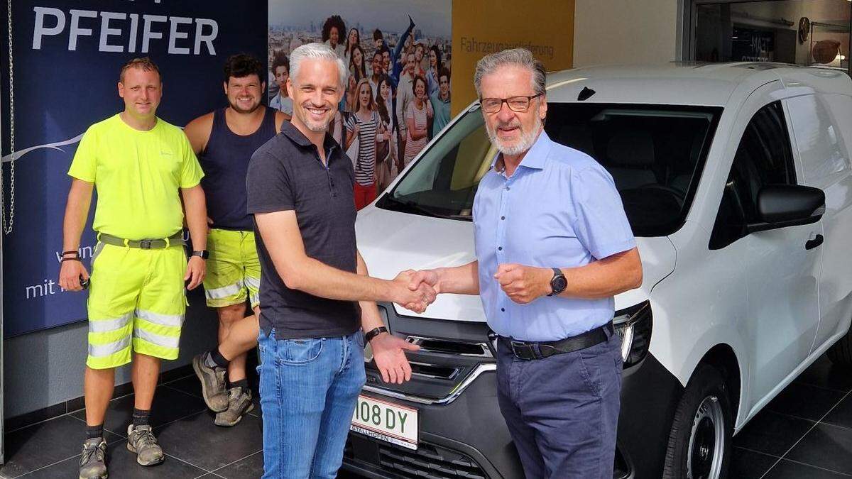 Bürgermeister Engelbert Huber übernahm das E-Fahrzeug von Michael Pfeifer (Autohaus Pfeifer) gemeinsam mit Stefan Töscher vom Wirtschaftshof und Hallenwart Martin Lechthaler (von rechts)