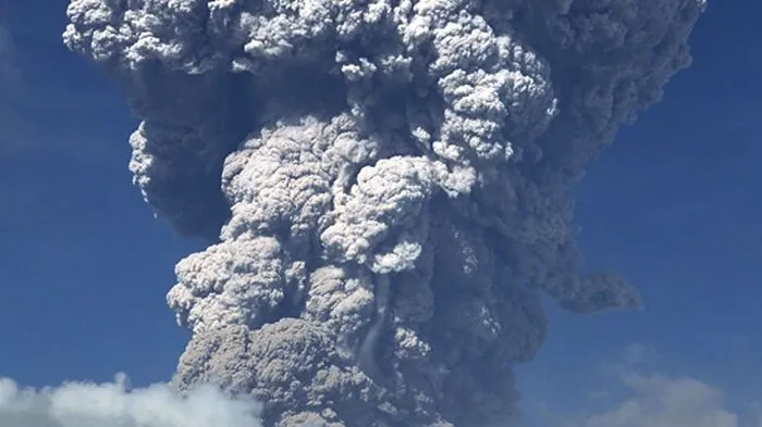Eine Aschesäule und Gas breitete sich nach Ausbruch von indonesischem Vulkan Sinabung über die Insel Sumatra aus.