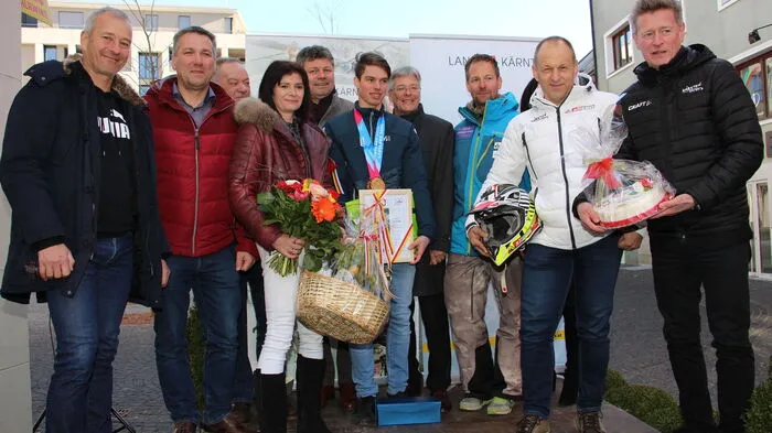 Heute, 17. Dezember, empfingen Fans und Gönner den frisch gebackenen Olympiasieger Philip Hoffmann vor dem Rathaus in Spittal. Der 17-jährige Rothenthurner holte sich bei den Youth Olympic Games in Lausanne überragend Gold im Riesentorlauf sowie Bronze im Team-Mixed-Parallelbewerb. Richard Sobota vom Borg Spittal, Vizebürgermeister Andreas Unterrieder, Vizepräsident des Landesskiverbands Kärnten Heinz Kabusch, Jutta Hoffmann, Bürgermeister Gerhard Pirih, Jugend-Olympiasieger Philip Hoffmann, Landeshauptmann Peter Kaiser, ÖSV-Trainer Thomas Trinker, Motocross-Rennfahrer Wener Müller, Landessportdirektor Arno Arthofer
