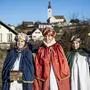 Lorena, Mariella und Celina sind als Heilige Drei Könige in St. Oswald bei Plankenwarth unterwegs