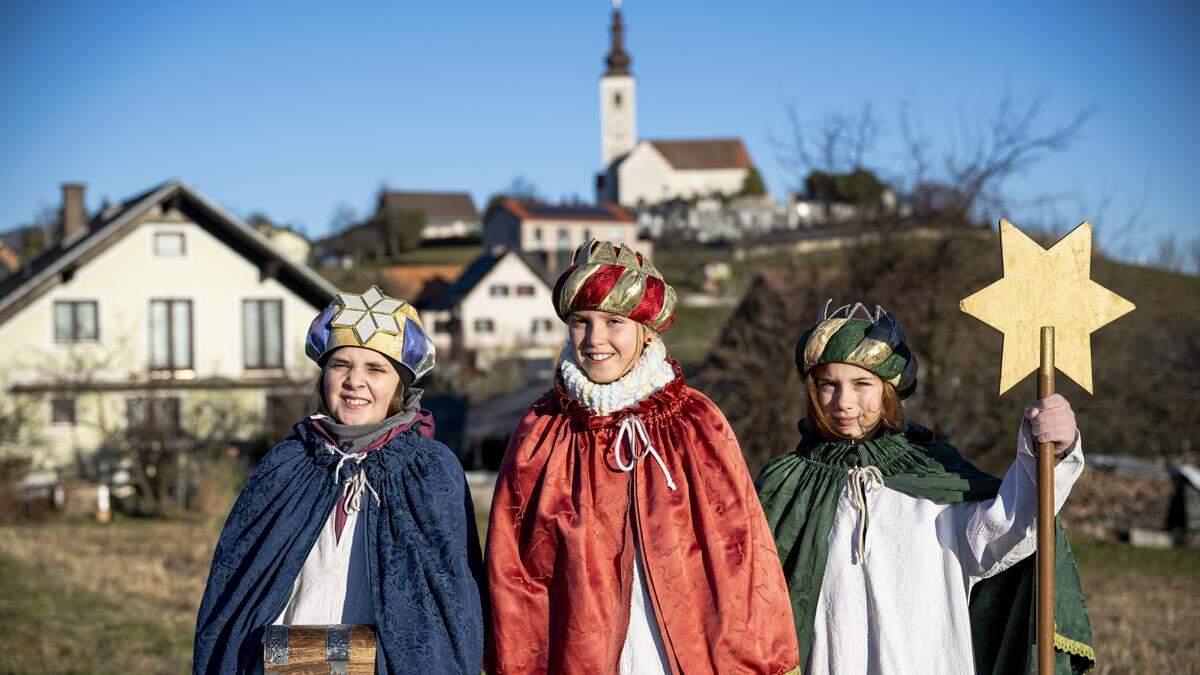 Lorena, Mariella und Celina sind als Heilige Drei Könige in St. Oswald bei Plankenwarth unterwegs