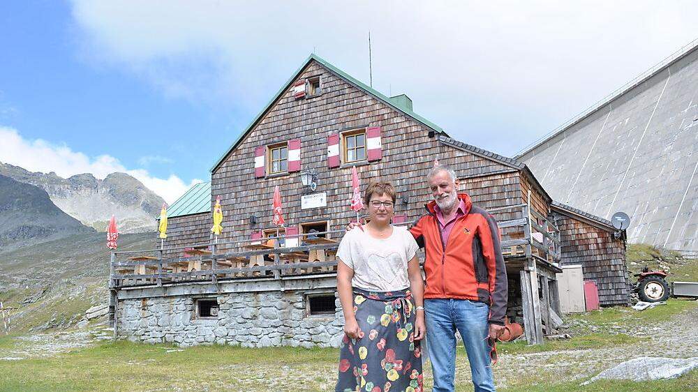 Maria und Johann Pschernig halten ihre Hütte, die sie vom Gebirgsverein, einer Alpenvereinssektion gepachtet haben, offen
