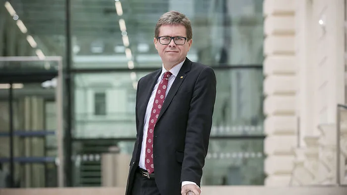 „Wir haben ganz massiv in den Ausbau der technischen Infrastruktur investiert“, so Rektor Martin Polaschek. An der größten Universität der Steiermark gibt es nun über 100 Lehrsäle, die mit Fernlehre kompatibel sind. Wöchentlich werden hier knapp 1.000 Online-Einheiten mit rund 55.000 Teilnehmern abgehalten.