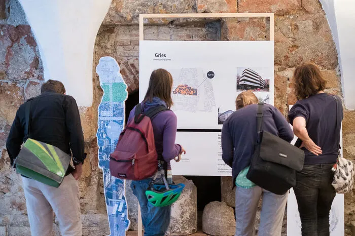 Die Ausstellung beschäftigt sich mit dem Umgang der Ressourcen - Energie, Mobilität, Raum, Soziales - der Bewohner unterschiedlicher Viertel in Graz.